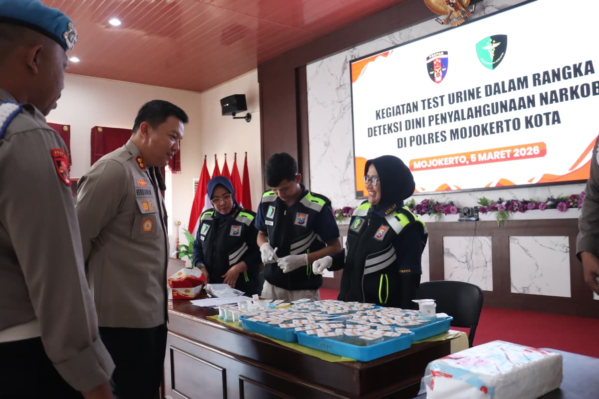Tingkatkan Pengawasan Internal, Polres Mojokerto Kota Gelar Pemeriksaan Tes Urine dan Senjata Api