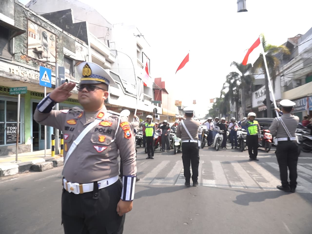 Hentikan Kendaraan, Kobarkan Nasionalisme: Sat Lantas Polres Mojokerto Kota Ajak Warga Hormat Merah Putih