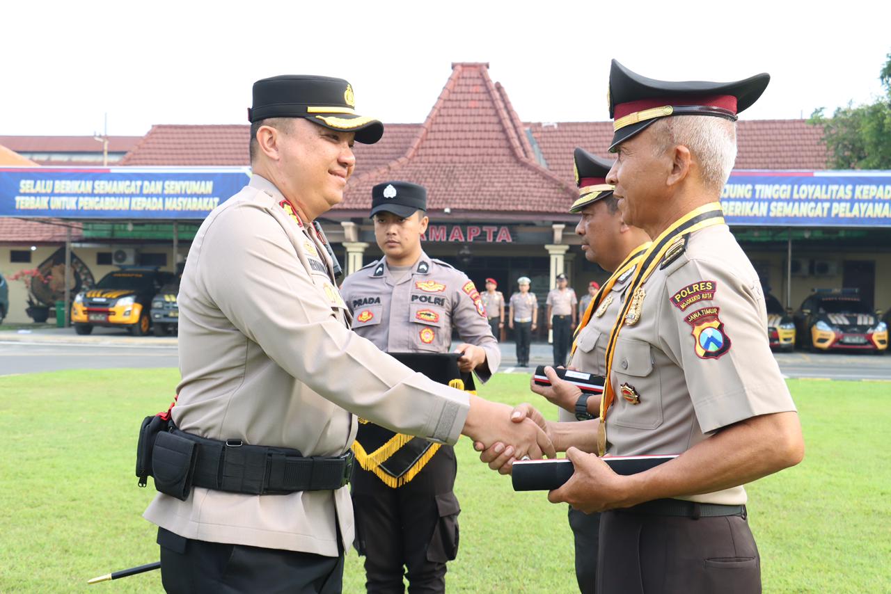 Momentum Kenaikan Pangkat 59 Personel dan Pelepasan Dua Personel Purna Tugas, Polres Mojokerto kota