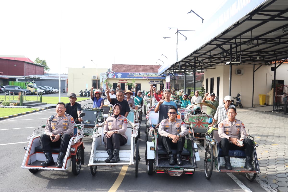 Wujud Kepedulian dan Kebersamaan, Kapolres Mojokerto kota Bersilaturahmi dan Makan Bersama Tukang Becak, Ojol, serta Jukir
